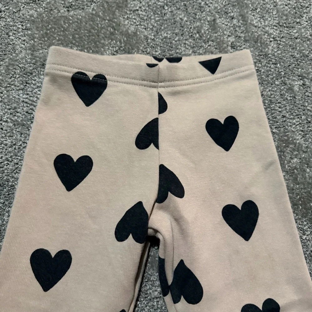 Carter’s 4T girls sweatpants with hearts‎ great condition